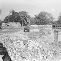 Odgruzowywanie terenu. Widoczne fundamenty i robotnicy z młotem pneumatycznym, październik 1971 r.