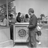 Zbieranie datków na odbudowę Zamku. Widoczna skarbona w kształcie zegara z wieży Zamku. Lipiec 1972 r.