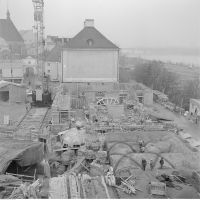 Widok z murów odbudowywanego Zamku w stronę ul. Kanonii. Widoczne odkryte sklepienia piwnic zamkowych i ocalała tylna oficyna Zamku. W tle z prawej Wisła. 16 lutego 1973 r.