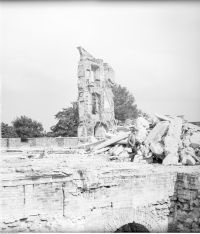 Ocalała ściana Zamku podparta rusztowaniem. Widoczna sterta gruzu i sklepienia piwnicy. 1971 – 1972.