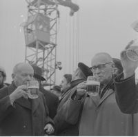 Uczestnicy uroczystości piją piwo - z lewej prof. Stanisław Lorentz. W tle dźwig. 16 lutego 1973 r.