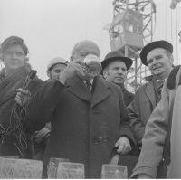 Uczestnicy uroczystości piją piwo - pośrodku z kuflem prof. Stanisław Lorentz. Z lewej reporter z mikrofonem i słuchawkami. 16 lutego 1973 r.