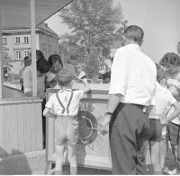 Zbieranie datków na odbudowę Zamku. Widoczna skarbona w kształcie zegara z wieży Zamku i dziecko wrzucające pieniądze. Lipiec 1972 r.